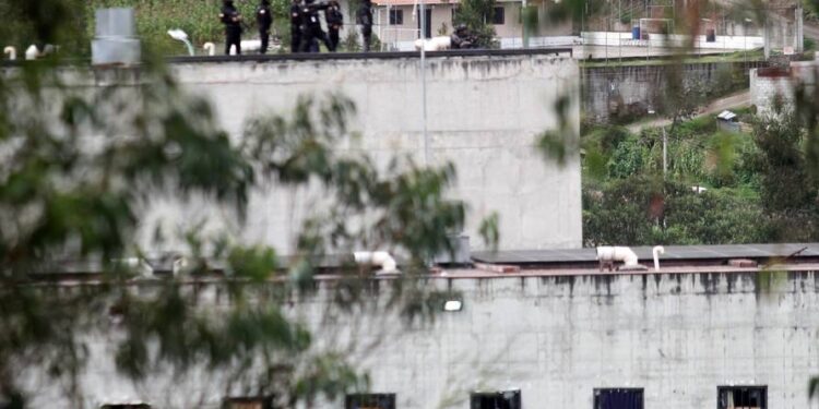 Tres policías detenidos mientras intentaban ingresar armas de fuego a la cárcel de Turi
