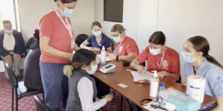Médicos canadienses realizan cirugías gratuitas en el Hospital San Juan de Dios en Cuenca.