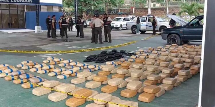 Vehículo se paseaba por Esmeraldas con 293 paquetes de sustancias sujetas a fiscalización