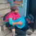 Agente metropolitano cargó a adulta mayor para ayudarla