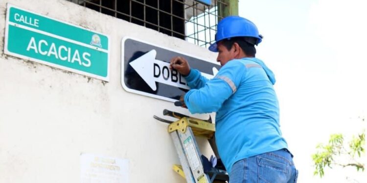 Colocan señalización vertical en la Ciudadela La Aurora