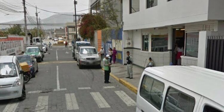 Mujer es asesinada al salir de entidad bancaria