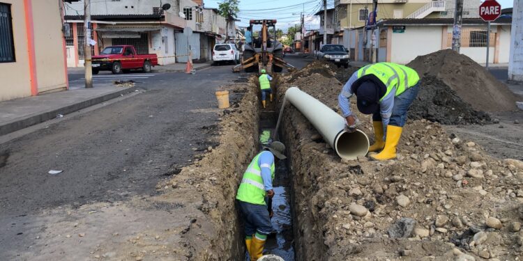 Aguas Machala realizó una interconexión en las calles 11va norte y Marcel Laniado