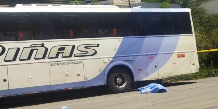 Murió al caer del balde de una camioneta