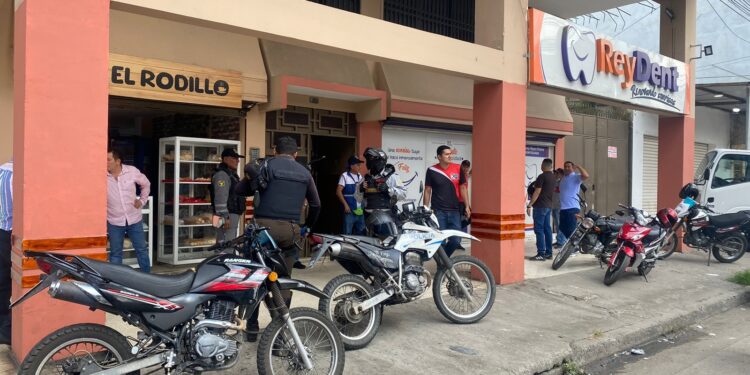 Delincuentes la amarraron para robar