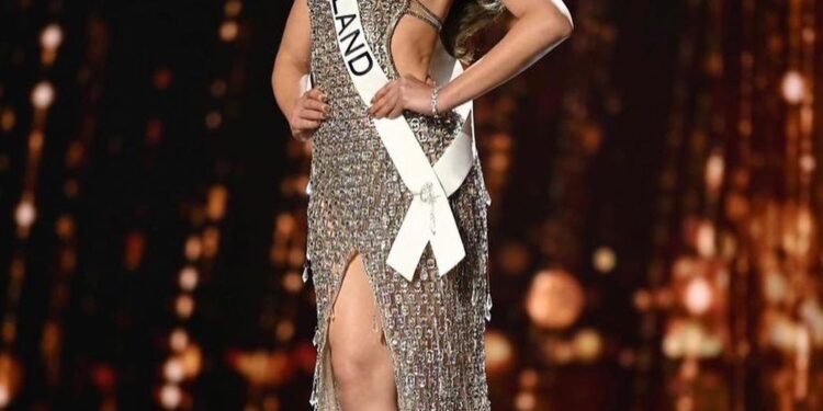 Miss Tailandia utilizó un vestido de lengüetas de latas