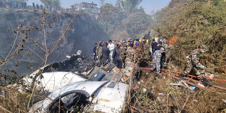 Al menos 68 pasajeros murieron tras estrellarse un avión
