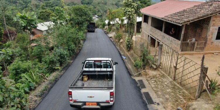 Prefectura asfalta calles del sitio Conchicola