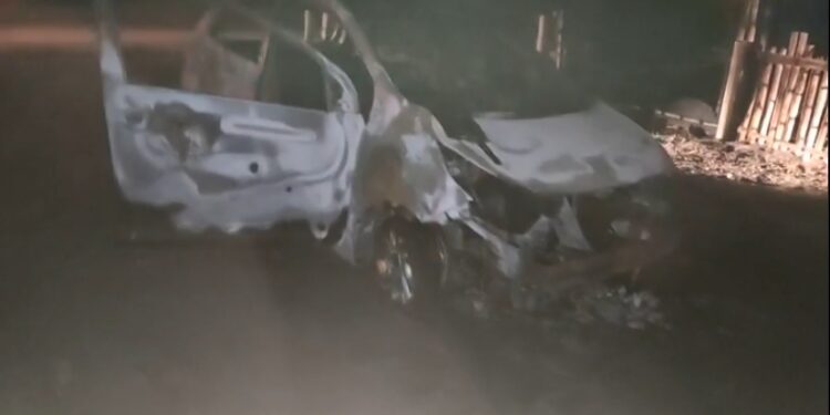 Carro fue abandonado e incinerado