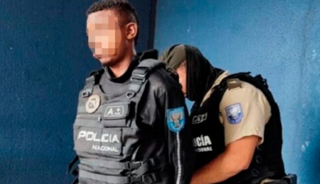 Se disfrazó de policía para robar un carro