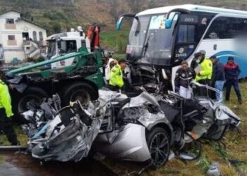 Carro quedó destruido al chocar con un bus