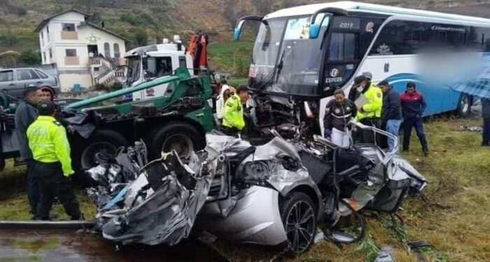 Carro quedó destruido al chocar con un bus