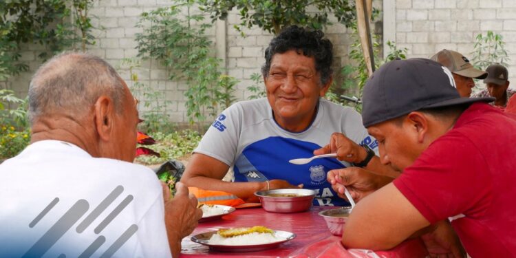 Comedor Municipal continúa atendiendo a adultos mayores