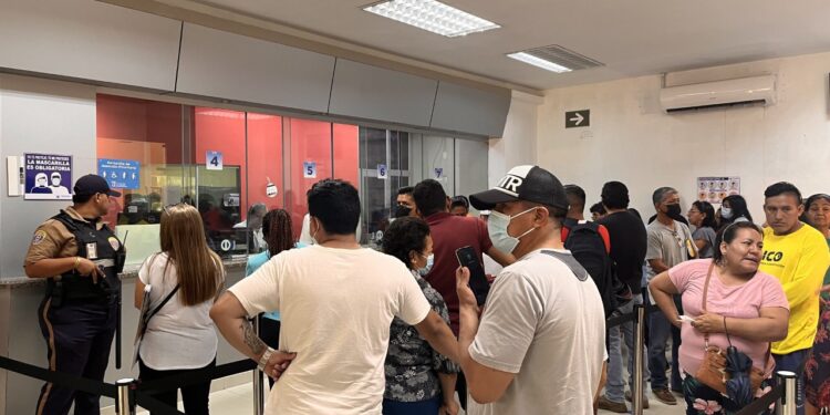 Machaleños acuden a pagar impuestos prediales