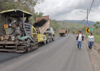 Prefectura de El Oro acelera los trabajos en vía estatal de Piñas