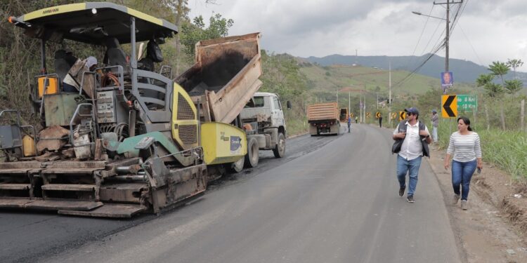 Prefectura de El Oro acelera los trabajos en vía estatal de Piñas
