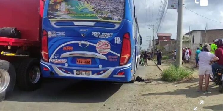 Adulta mayor murió al caer cuando intentaba subir a un bus