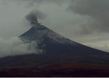 Ceniza del volcán Cotopaxi afecta a varias zonas de Latacunga