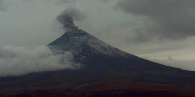 Ceniza del volcán Cotopaxi afecta a varias zonas de Latacunga