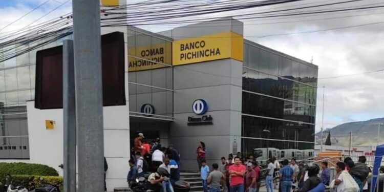 Salía del banco y le dispararon para robarle