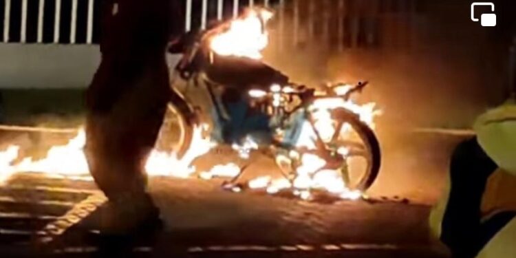 Prendieron fuego a moto de antisocial en Ibarra