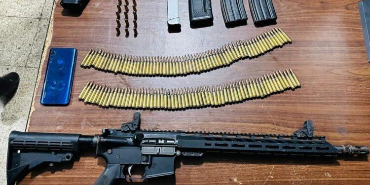 Sospechoso de andar con un fusil y una pistola recibió prisión preventiva