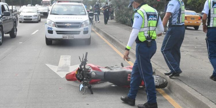 Falleció al chocar con su moto