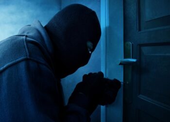 Delincuentes ingresaron a dos departamentos y se llevaron miles de dólares en dinero y aparatos electrónicos