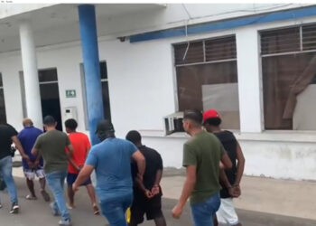 a policía aprehendió cinco personas presuntamente ligadas a una banda delictiva