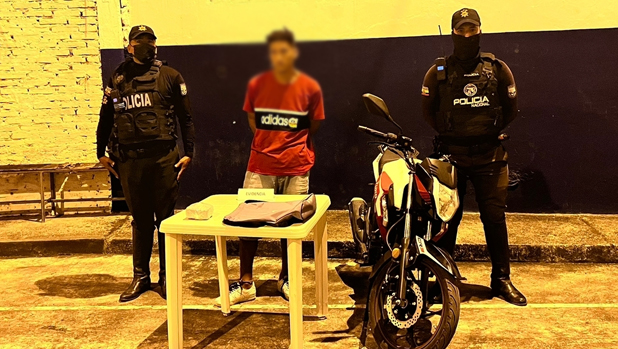 Habría intentado escapar con medio bloque de sustancias ilícitas
