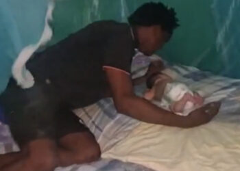 (Video) Bebé que fue raptado ayer en Huaquillas lo encontraron abandonado en una casa