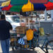 Don Orlando y Doña Luz, una pareja que decidió emprender un negocio ambulante de frutas