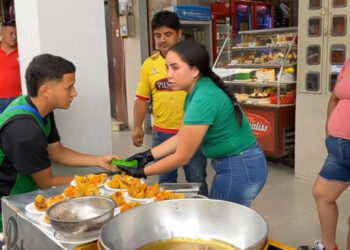 Una joven pareja ha emprendido un novedoso carrito de comidas rápidas