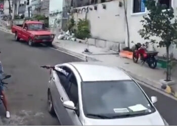  Delincuentes en automóvil a punta de pistola asaltaron a un motociclista