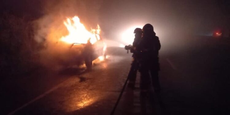 Vehículo se incineró tras chocar con un poste