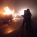 Vehículo se incineró tras chocar con un poste