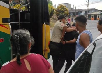 Robaron una motosierra e intentaron escapar en un bus