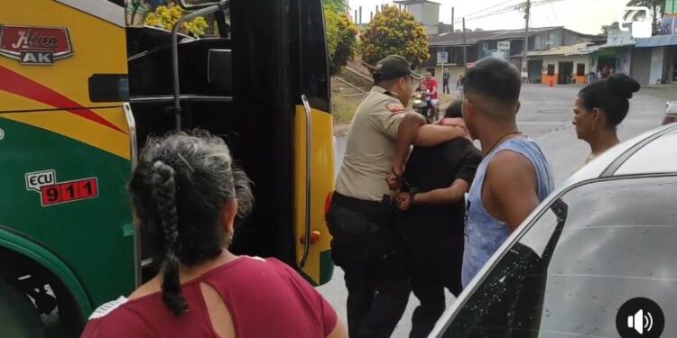 Robaron una motosierra e intentaron escapar en un bus