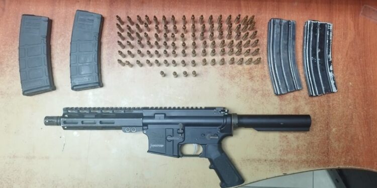 Tras una persecución delincuentes abandonaron un fusil