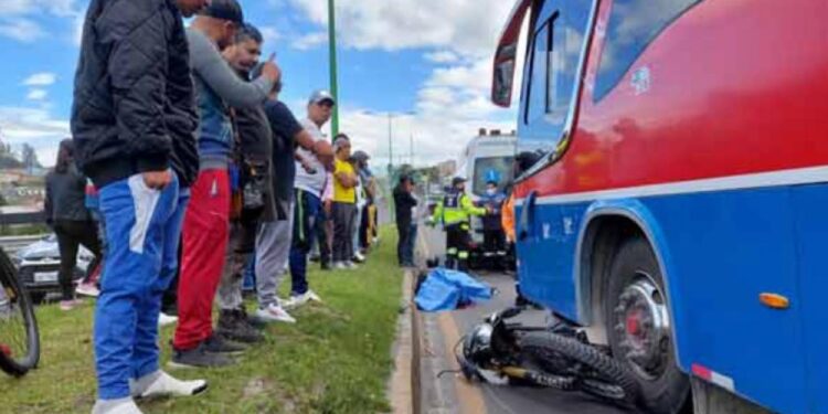 Motociclista falleció en accidente tras chocar con un bus