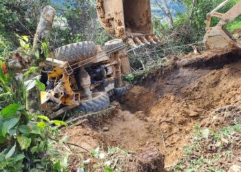 Un hombre falleció al caer con un tractor de una altura de 4 metros