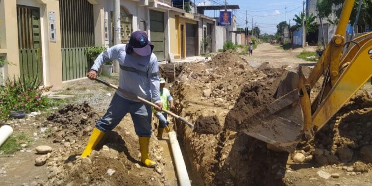 Aguas Machala instaló tirantes de alcantarillado en la Urb. Santa Cecilia