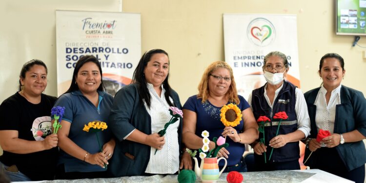 Alcaldía inauguró Curso de Flores a Crochet