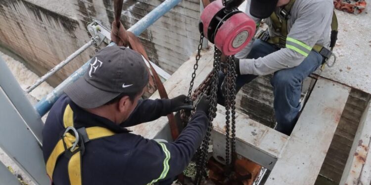 Prefectura remedia daños en sistema de riego para racionar servicio durante época de lluvias