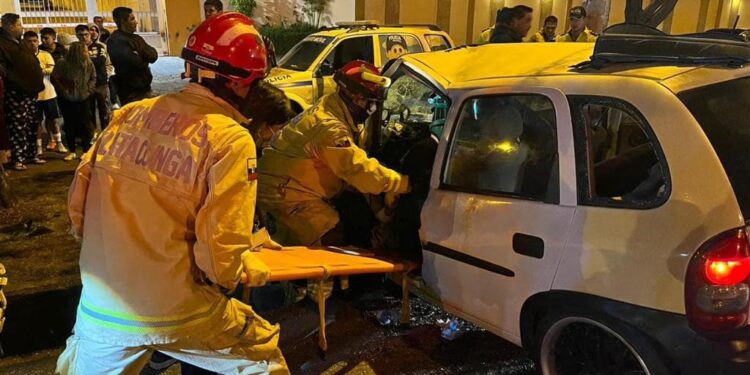 Tras accidente de tránsito quedó atrapado en las latas retorcidas.