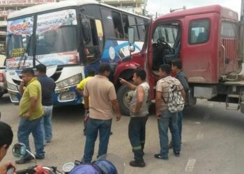 Bus y un tráiler chocaron