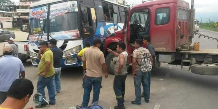 Bus y un tráiler chocaron