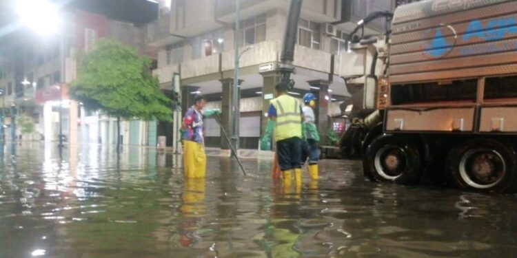 Aguas realiza labores de limpieza ante la lluvia que soportó la ciudad
