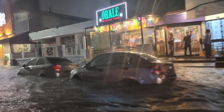 Guayaquil anegado por fuertes lluvias