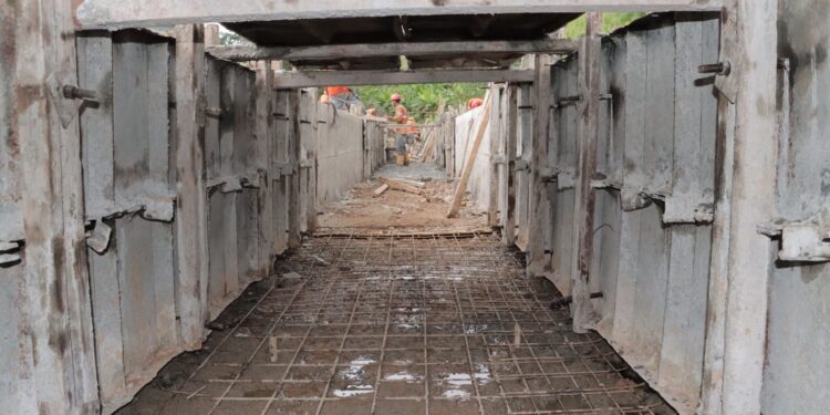 Prefectura amplía riego en Santa Rosa con revestimiento de canal